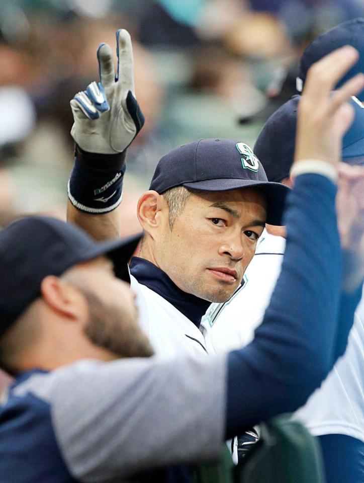 　試合前にファンの声援に応えるイチロー（共同）