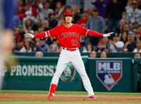 アストロズ戦の５回、右前打を放ち、一走トラウトの三塁クロスプレーにセーフのポーズでアピールするエンゼルス・大谷＝アナハイム（共同）