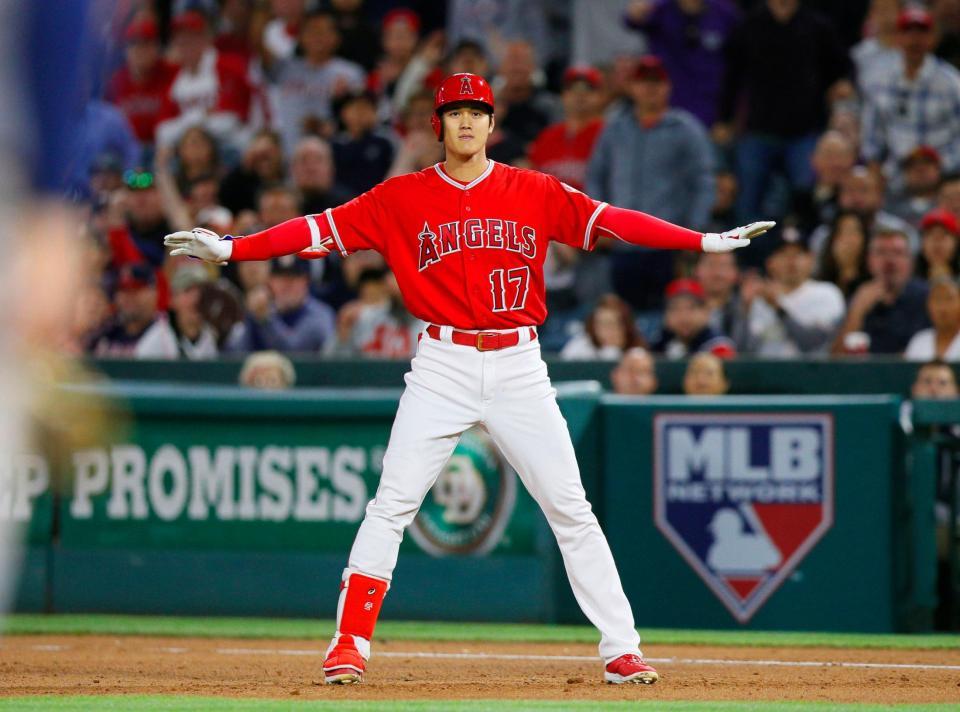 アストロズ戦の５回、右前打を放ち、一走トラウトの三塁クロスプレーにセーフのポーズでアピールするエンゼルス・大谷＝アナハイム（共同）