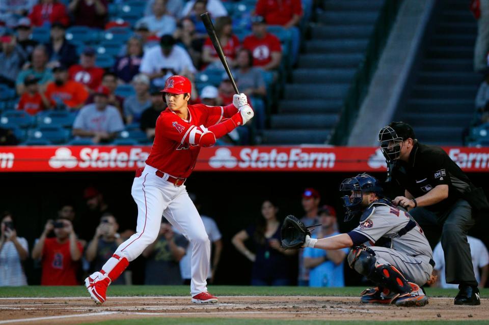 アストロズ戦の１回、夕日を浴びながら打席に立つエンゼルス・大谷＝アナハイム（共同）