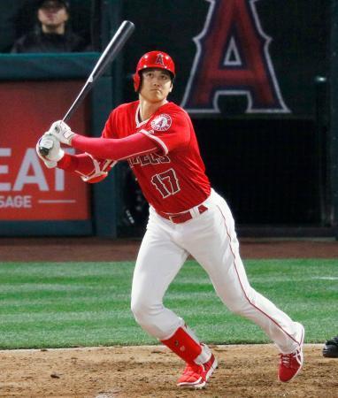 　レイズ戦の９回、中越えに６号ソロを放つエンゼルス・大谷＝アナハイム（共同）