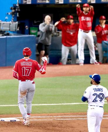 　９回、大喜びのベンチに向かってガッツポーズをする（共同）