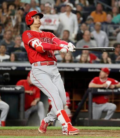 ヤンキース戦の８回、チャプマンとの対決で豪快なスイングをするエンゼルス・大谷＝ニューヨーク（共同）