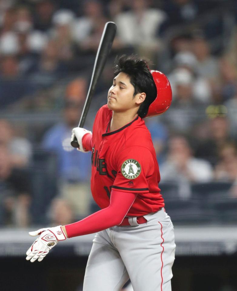 ヤンキース戦の６回、スイングした際にヘルメットが脱げたエンゼルス・大谷＝ニューヨーク（共同）