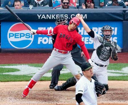 ヤンキース戦の６回、空振り三振に倒れたエンゼルス・大谷。投手田中＝ニューヨーク（共同）