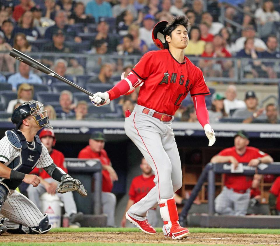 　６回、スイングした際にヘルメットが脱げる大谷（共同）