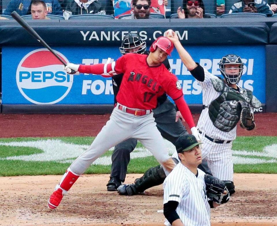 ヤンキース戦の６回、空振り三振に倒れたエンゼルス・大谷。投手田中＝ニューヨーク（共同）