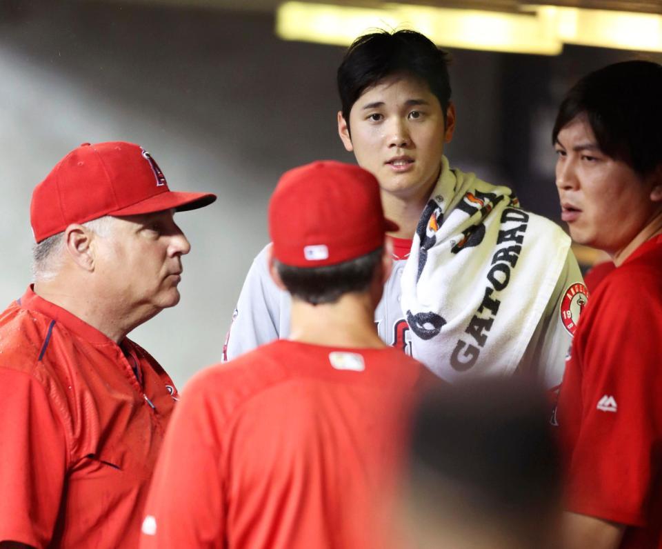 タイガース戦の４回を終え降雨のため試合が中断、ベンチでソーシア監督（左）らと話すエンゼルス・大谷＝デトロイト（共同）