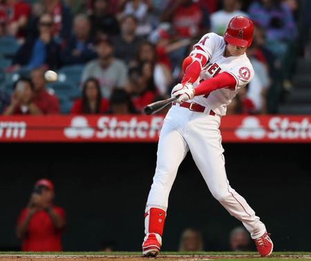 レンジャーズ戦の１回、右中間に二塁打を放つエンゼルス・大谷＝アナハイム（共同）