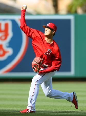 　試合前、キャッチボールするエンゼルス・大谷＝アナハイム（共同）