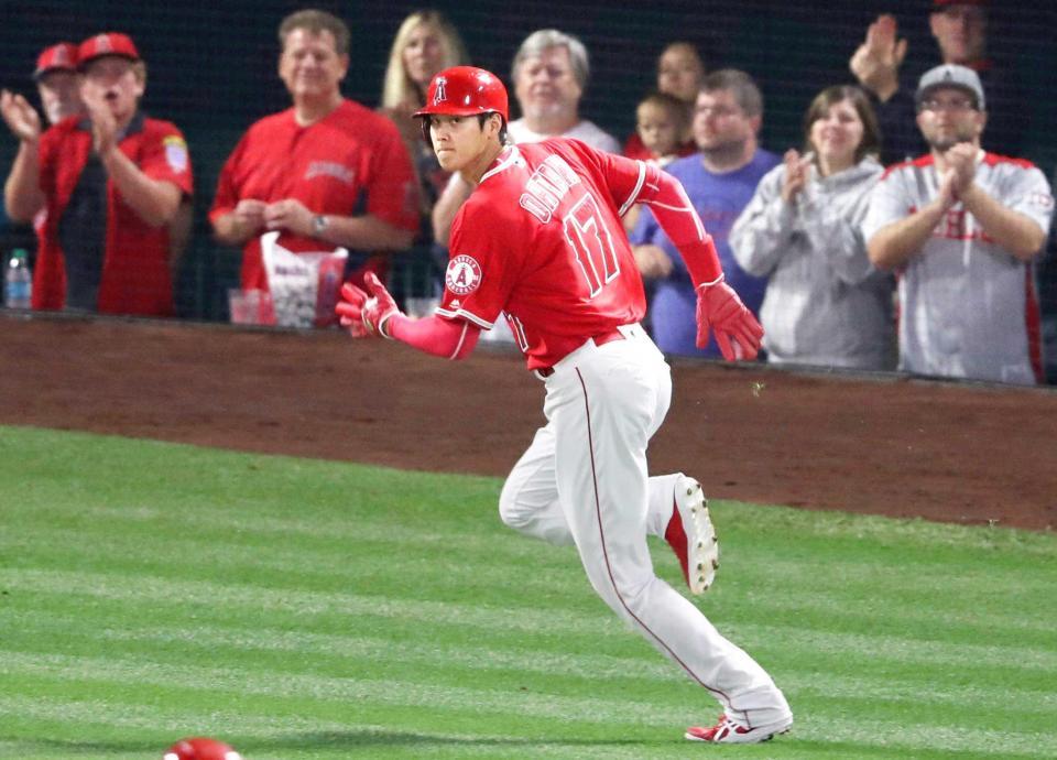 　６回、トラウトの適時打で生還する二走・大谷（共同）