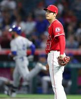 ロイヤルズ戦の４回、ゴードン（左）に先制打を許したエンゼルス・大谷＝アナハイム（共同）