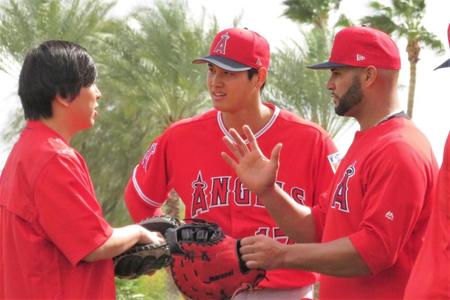 大谷翔平（中）とプホルス（今年２月＝撮影・小林信行）