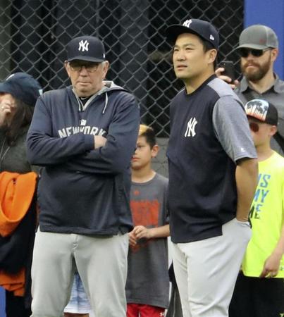 　試合前にロスチャイルド投手コーチ（左）と話をするヤンキース・田中＝ニューヨーク（共同）