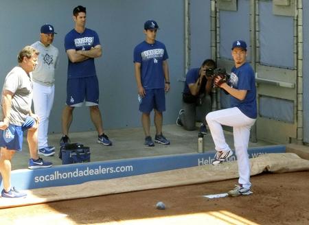 　ブルペンで投球練習するドジャースの前田（右端）＝ロサンゼルス（共同）