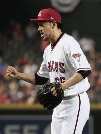 　７回２死満塁で登板し、わずか１球で打者を仕留め、ガッツポーズするダイヤモンドバックス・平野（共同）