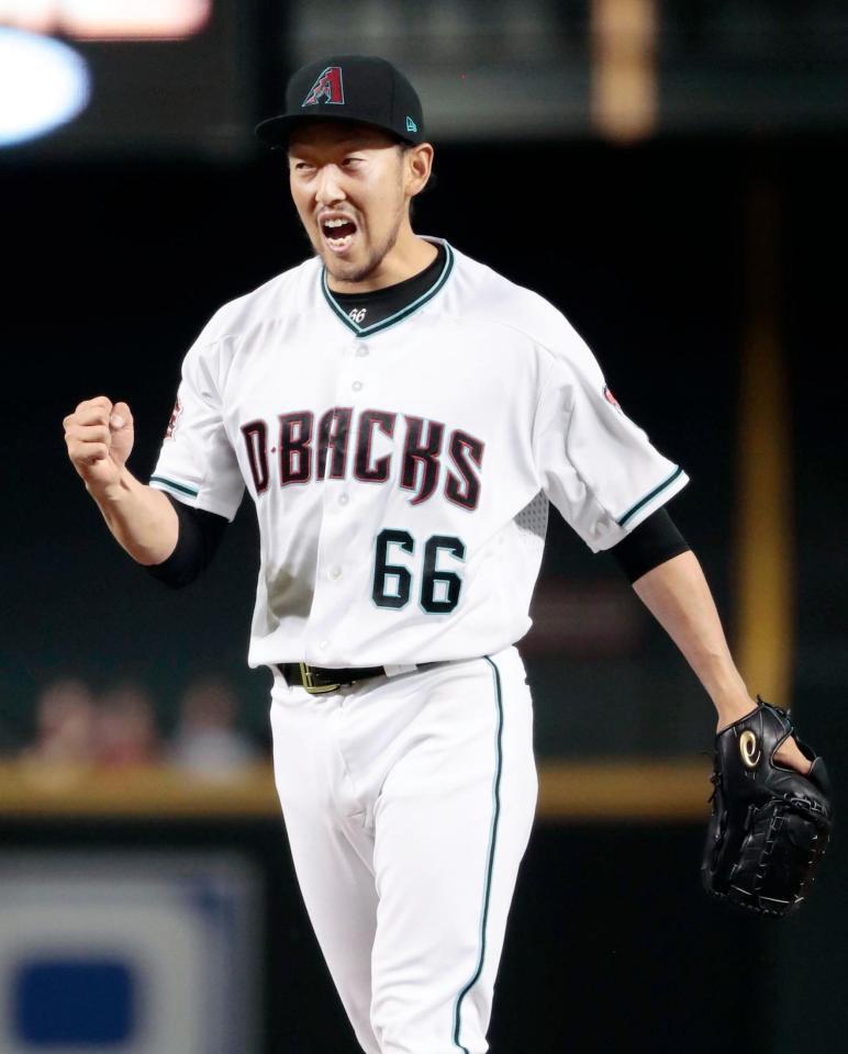 パドレス戦の７回、マイヤーズを投ゴロ併殺に打ち取り、ガッツポーズするダイヤモンドバックス・平野＝フェニックス（共同）