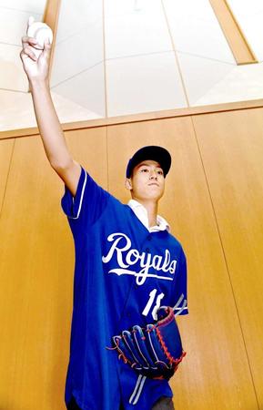 　ロイヤルズのユニホーム姿でキャッチボールする結城海斗投手（撮影・佐藤厚）