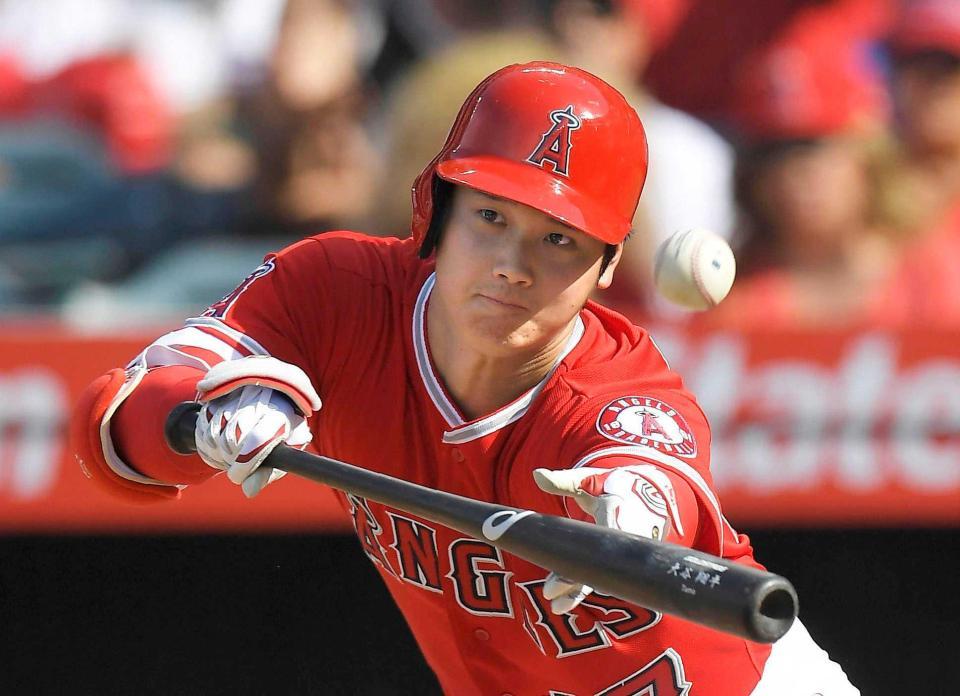 　２回、セーフティーバントを試みる大谷（ＡＰ＝共同）