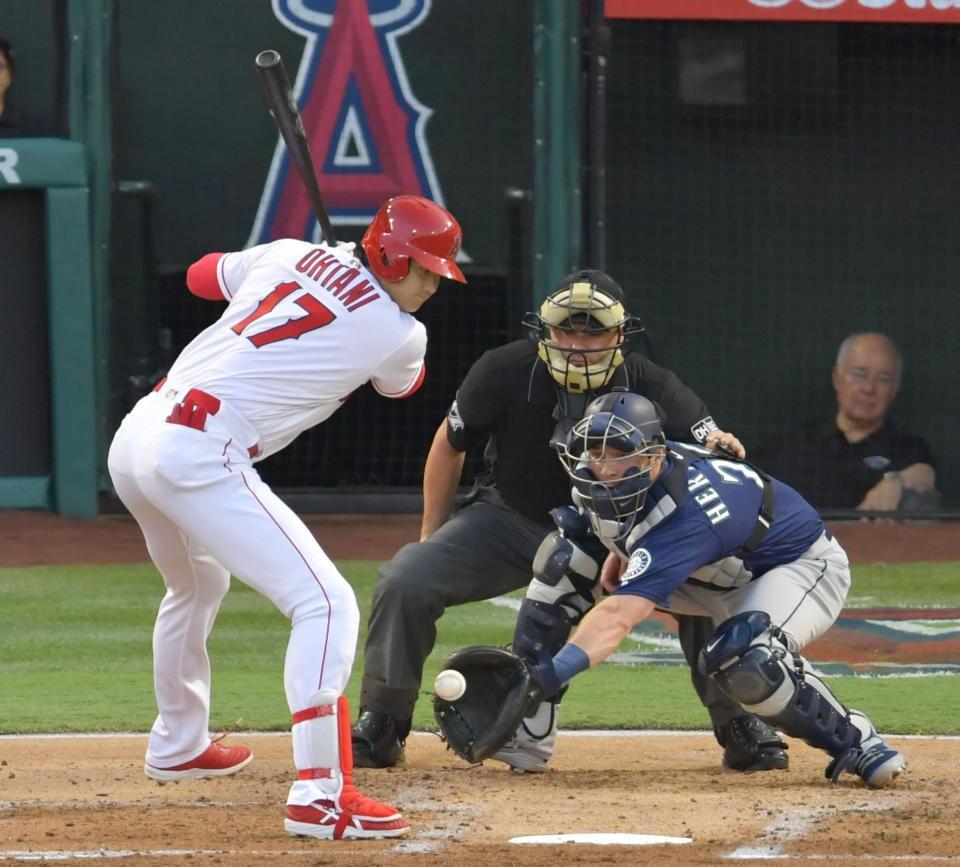 　マリナーズ戦の１回、四球を選ぶエンゼルス・大谷＝アナハイム（共同）