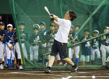 　野球教室でフリー打撃を披露する松井秀喜氏＝１４日、川崎市のジャイアンツ球場