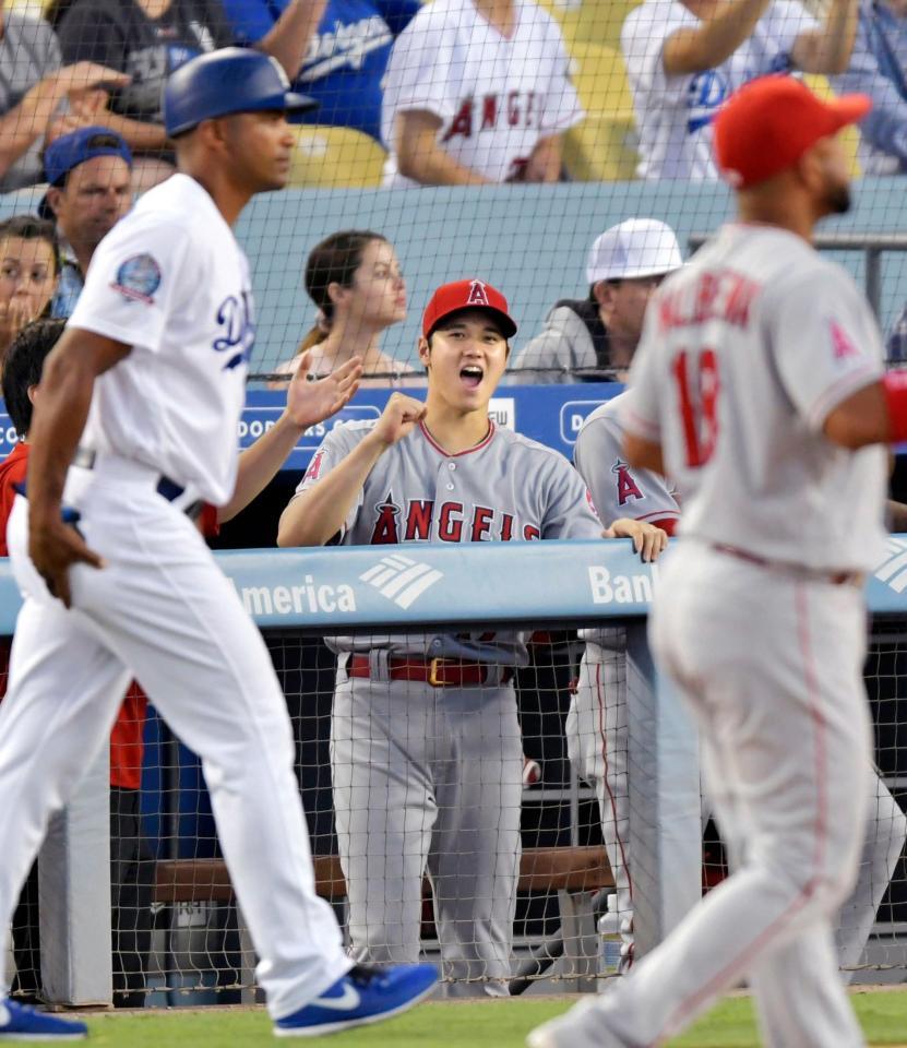 ドジャースに勝利し、ガッツポーズするエンゼルス・大谷＝ロサンゼルス（共同）