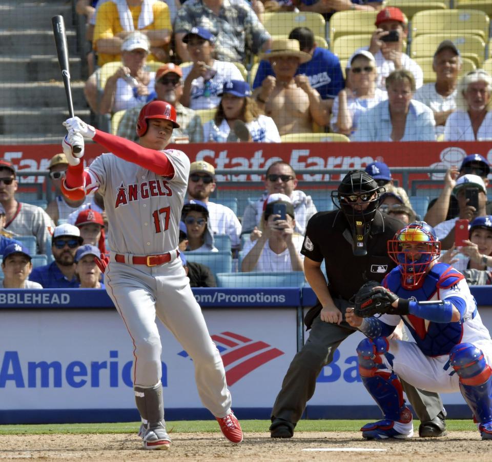 　ドジャース戦の９回、代打で空振り三振に倒れたエンゼルス・大谷＝ロサンゼルス（共同）