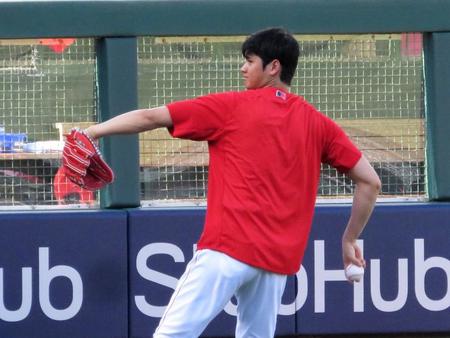 　試合前にキャッチボールをする大谷（撮影・小林信行）