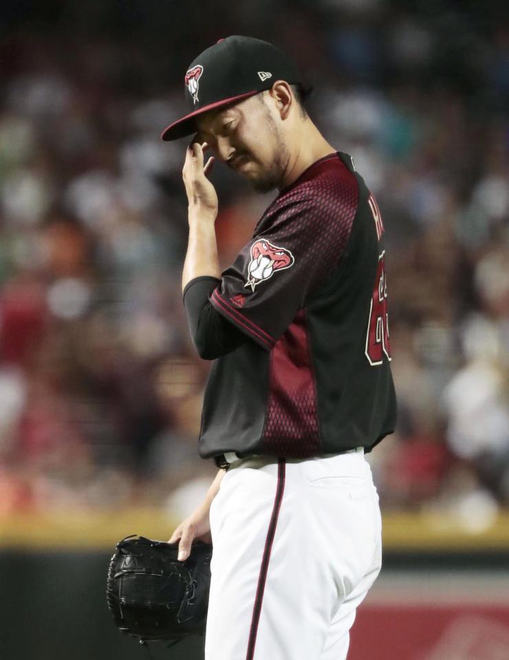 　８回を投げ終え、肩を落としてベンチへ戻るダイヤモンドバックス・平野＝フェニックス（共同）