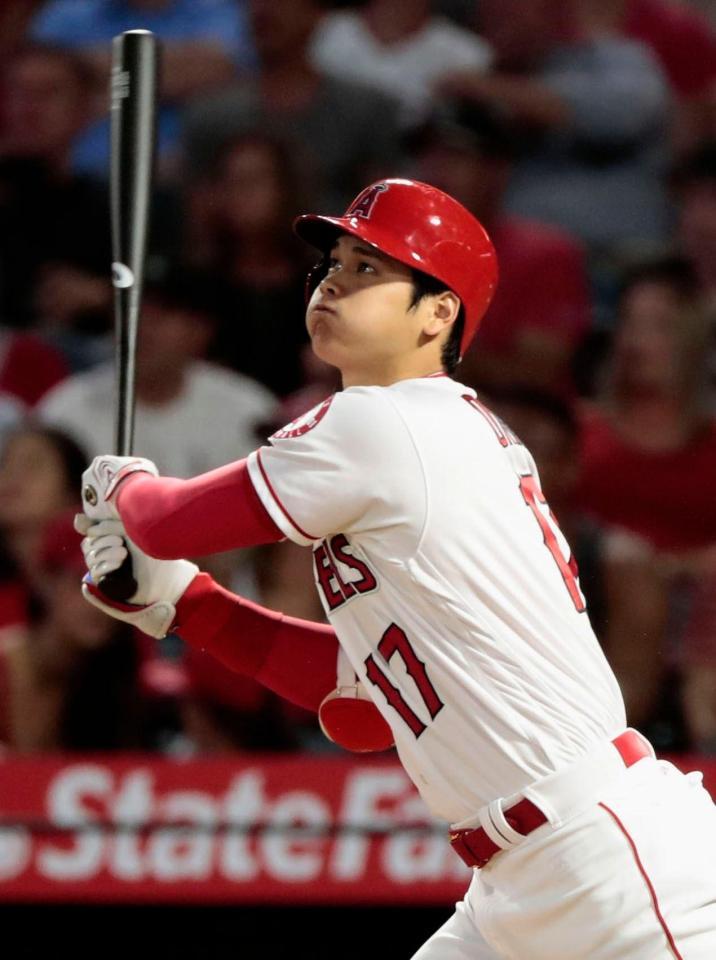 ホワイトソックス戦の４回、８号ソロを放つエンゼルス・大谷＝アナハイム（共同）