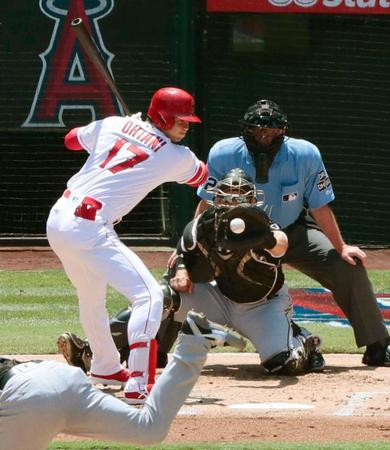 ホワイトソックス戦の１回、見逃し三振に倒れるエンゼルス・大谷＝アナハイム（共同）