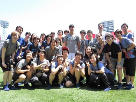 試合前、中田監督（左）率いる全日本女子バレーのメンバーから激励された大谷（撮影・小林信行）