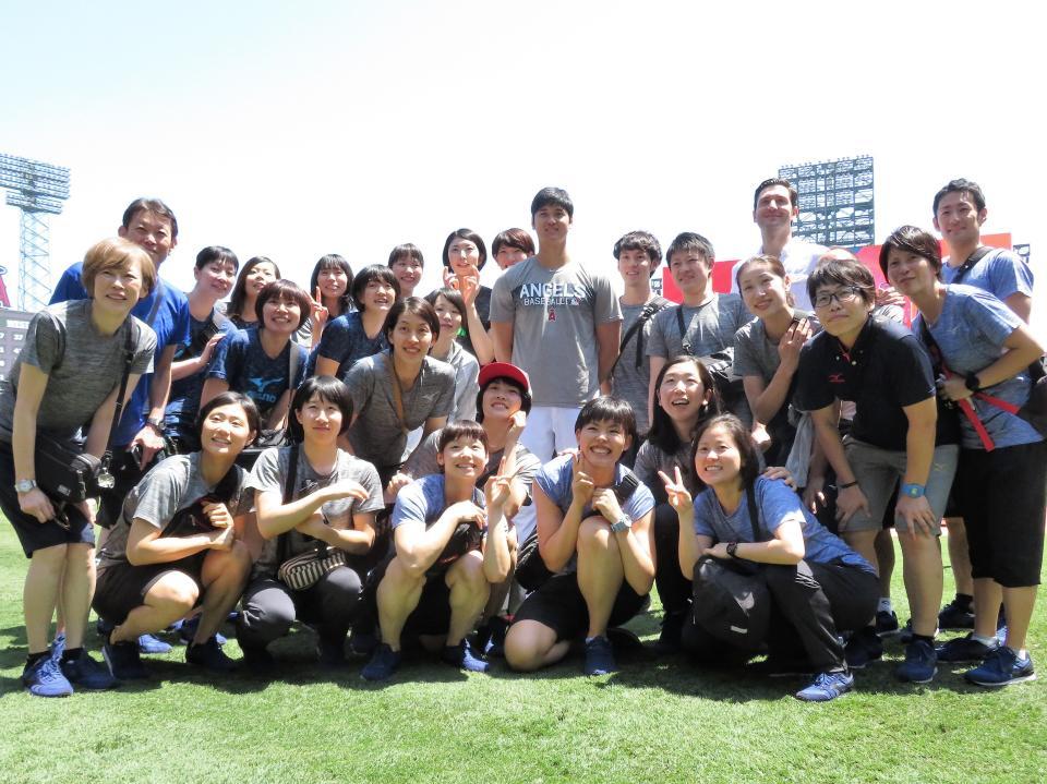 試合前、中田監督（左）率いる全日本女子バレーのメンバーから激励された大谷（撮影・小林信行）