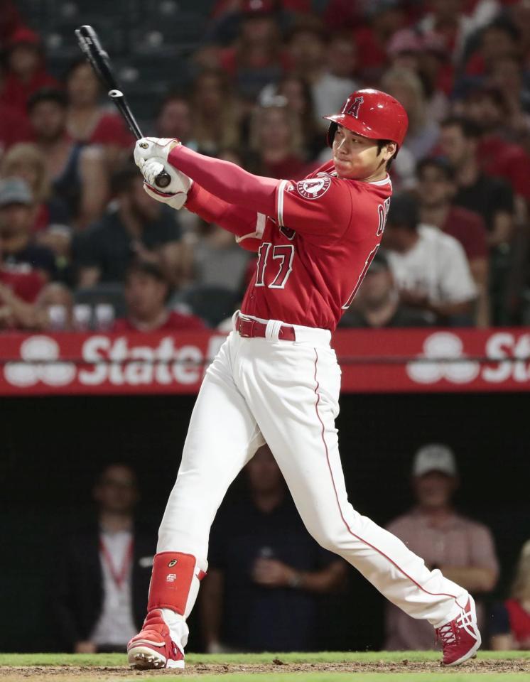 　マリナーズ戦の８回、右越え二塁打を放つエンゼルス・大谷＝アナハイム（共同）