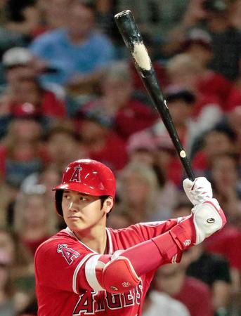 　８回、練習用のバットで打席に立つ大谷（共同）