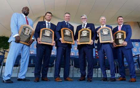 　米国野球殿堂入りの式典で表彰された（左から）ウラジーミル・ゲレロ氏、トレバー・ホフマン氏、チッパー・ジョーンズ氏、ジャック・モリス氏、アラン・トランメル氏、ジム・トーミ氏＝クーパーズタウン（ゲッティ＝共同）