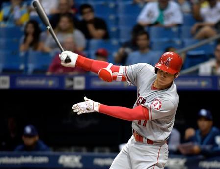 レイズ戦の８回、代打で空振り三振に倒れるエンゼルス・大谷＝セントピーターズバーグ（共同）