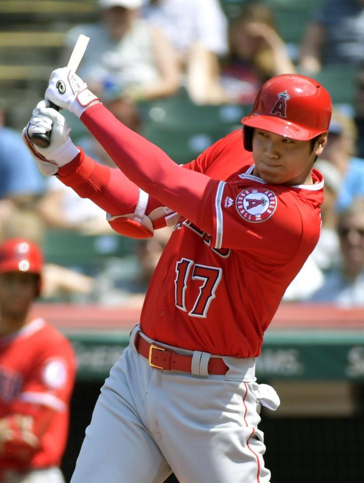 　５回、バットを折りながら適時打を放つエンゼルス・大谷＝クリーブランド（共同）