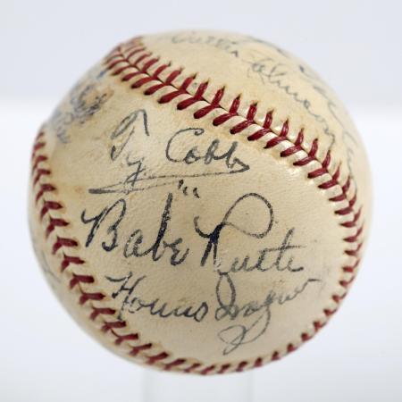 　約６９２０万円で落札されたベーブ・ルースら初期に殿堂入りした１１人のサインを集めたボール（ＳＣＰオークションズ提供・ＡＰ＝共同）