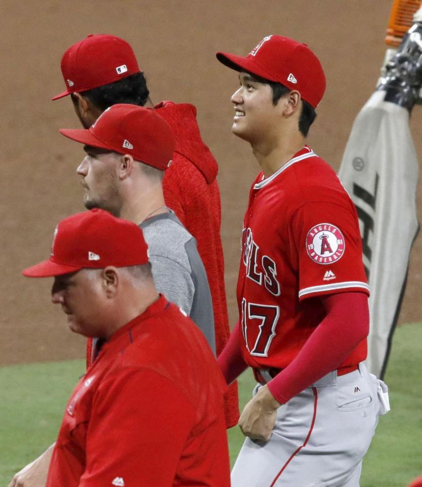 　パドレスに３連勝し、笑顔で引き揚げるエンゼルス・大谷（右端）＝サンディエゴ（共同）