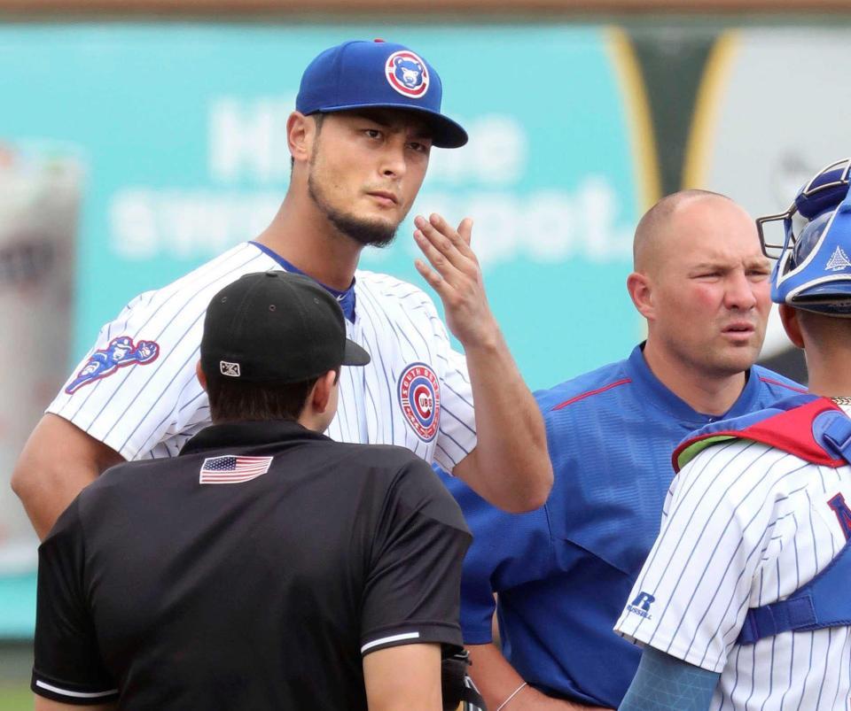 　１９日、傘下マイナー１Ａの試合で先発し、２回の投球前に不調を訴えたダルビッシュ（共同）