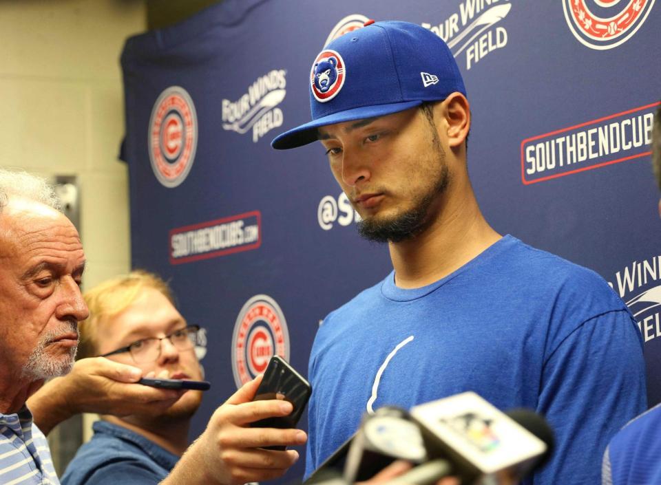 　１９日、傘下マイナー１Ａの試合に登板後、記者の質問に答えるダルビッシュ。右肘故障のため今季絶望となった（共同）