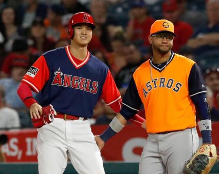 アストロズ戦の８回、死球を受け一塁手グリエル（右）と言葉を交わすエンゼルス・大谷＝アナハイム（共同）