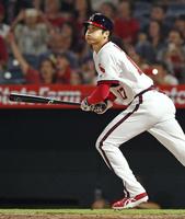 　ロッキーズ戦の４回、15号３ランを放つエンゼルス・大谷＝アナハイム（共同）