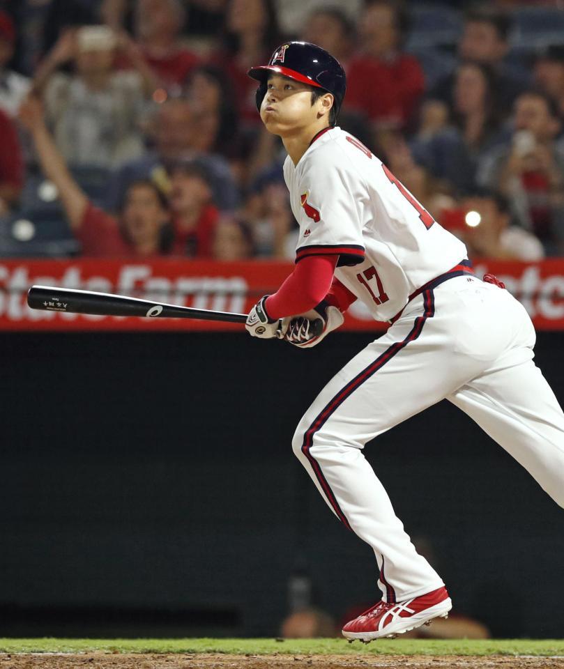 　ロッキーズ戦の４回、15号３ランを放つエンゼルス・大谷＝アナハイム（共同）