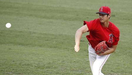 　試合前にフェンスに向かって投げるエンゼルス・大谷＝アナハイム（共同）