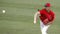　試合前にフェンスに向かって投げるエンゼルス・大谷＝アナハイム（共同）