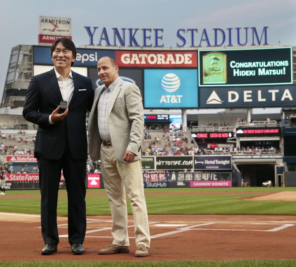 　日本での野球殿堂入りを祝う式典に出席した元ヤンキースの松井秀喜氏。右はキャッシュマンＧＭ＝27日、ニューヨーク（共同）