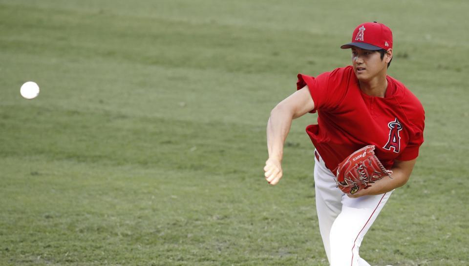 　試合前にフェンスに向かって投げるエンゼルス・大谷＝アナハイム（共同）