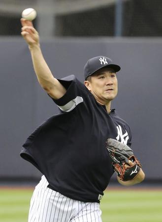　試合前にキャッチボールするヤンキース・田中＝ニューヨーク（共同）